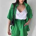 Completo femminile Valstrend con camicia a maniche corte e pantaloncini larghi, stile casual e leggero, in tessuto morbido.