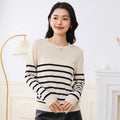 Maglione da donna a righe con collo rotondo in cotone Valstrend, stile alla moda, visibile sul modello in immagine