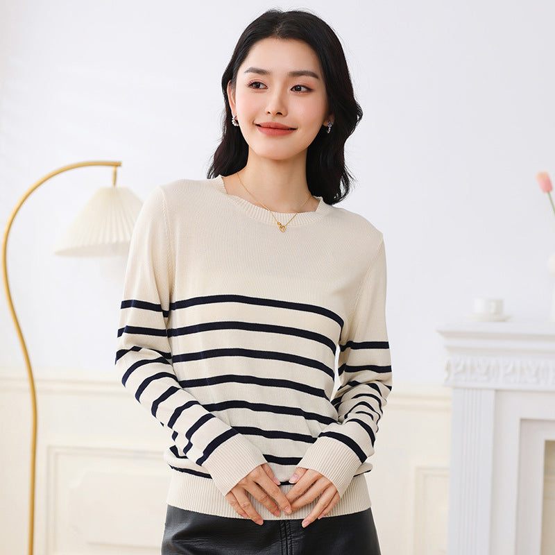 Maglione da donna a righe con collo rotondo in cotone Valstrend, stile alla moda, visibile sul modello in immagine