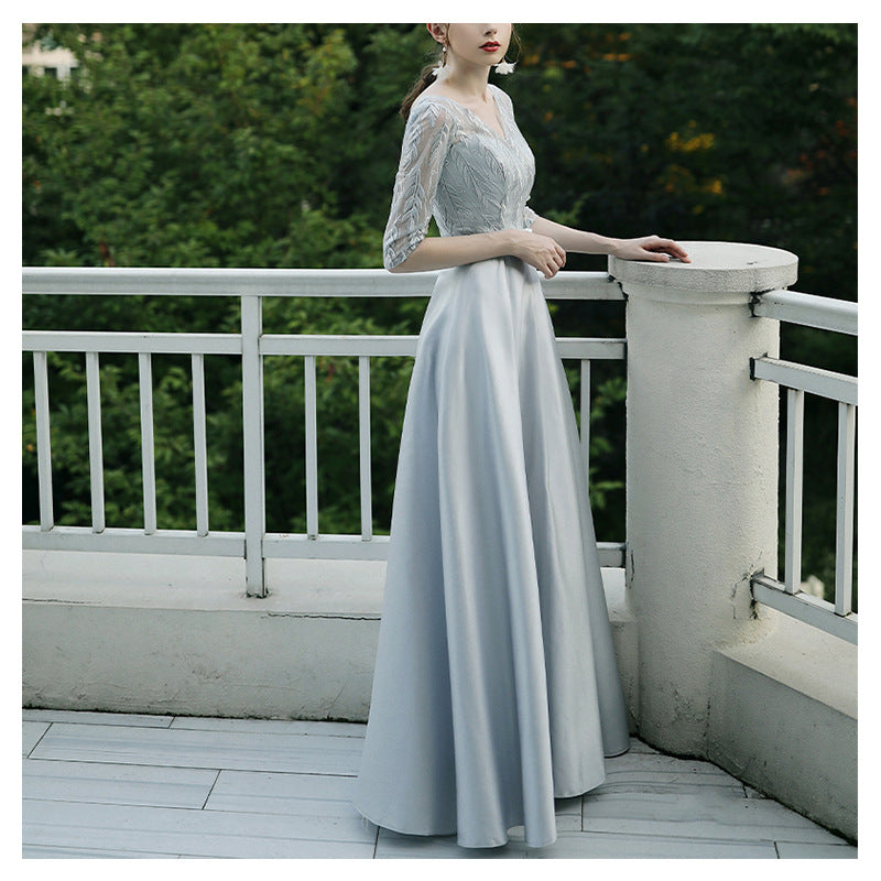 Vestito da sera elegante Valstrend per feste e banchetti, in tessuto lucido con dettagli raffinati, indossato da donna.