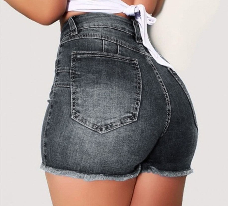 Shorts in denim stretch slim fit con strappi e nappine per donna, marca Valstrend, modello shorts slim fit con dettagli destrutturati