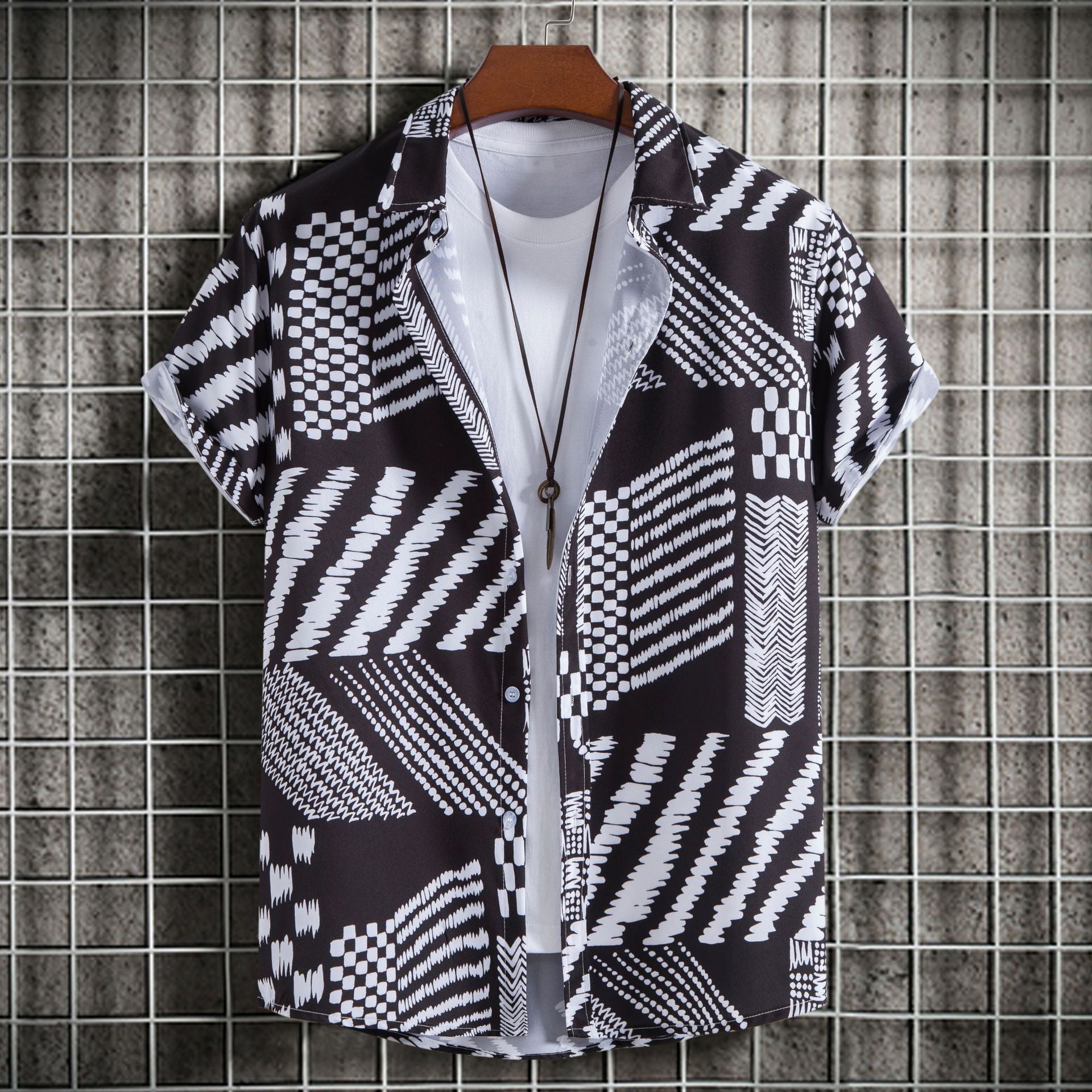 Camicia uomo slim fit stampata a maniche corte Valstrend, dettaglio di stampa colorata e tessuto leggero di moda maschile.