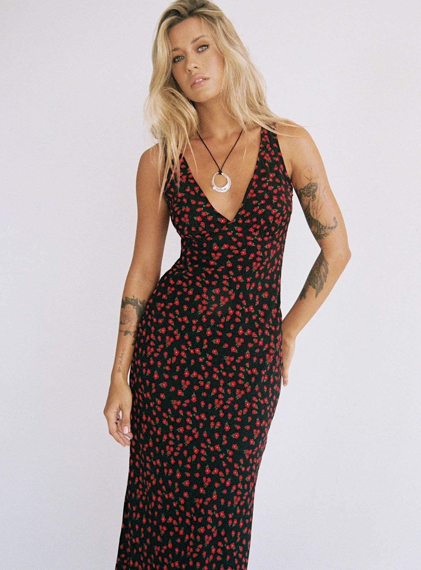 Vestito femminile Valstrend con stampa, profondo scollo a V e dettagli in pizzo, elegante e alla moda.