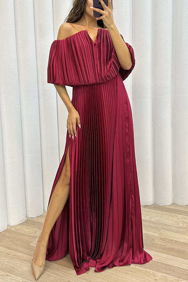 Vestito elegante a pieghe con spalle scoperte e spacco, vestito da donna Valstrend con stile sofisticato e femminile.
