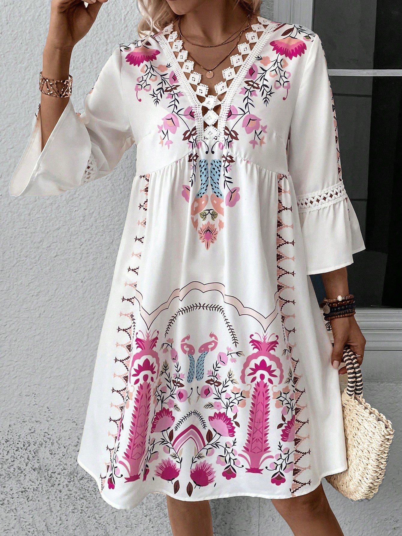 Vestito da donna Valstrend con scollo a V, pizzo, stampa floreale e cuciture eleganti, ideale per occasioni informali.