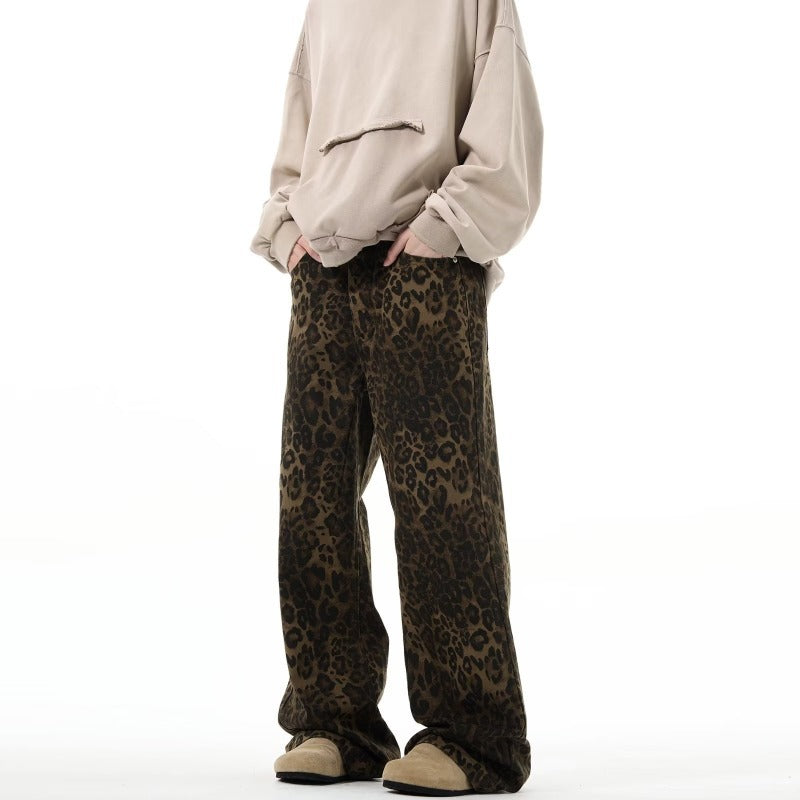 Jeans uomo larghi in stile retrò leopardato Valstrend, pantaloni di moda con stampa leopardo e vestibilità casual.
