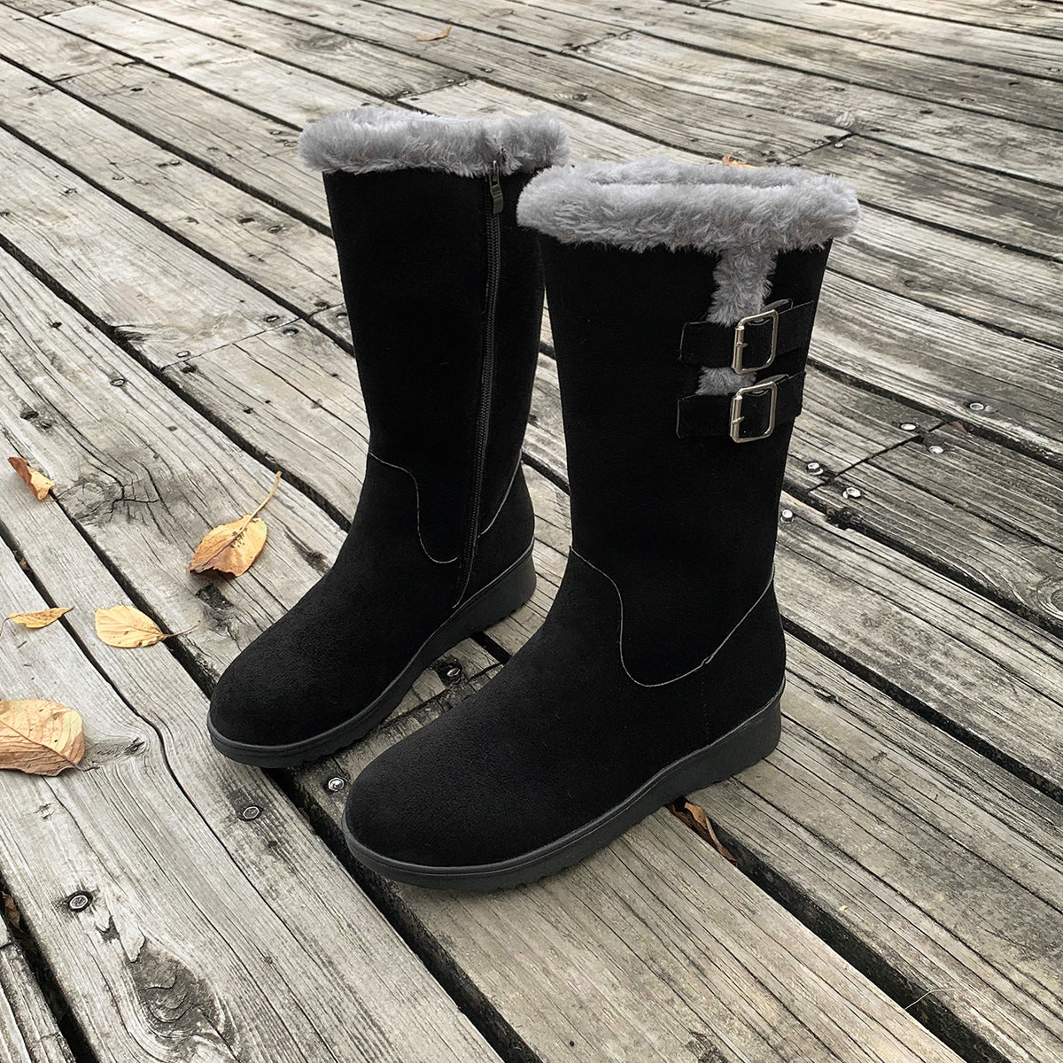 Stivali invernali Valstrend con fodera in pile, suola spessa e tacco a zeppa, in pelle marrone con dettaglio elegante.