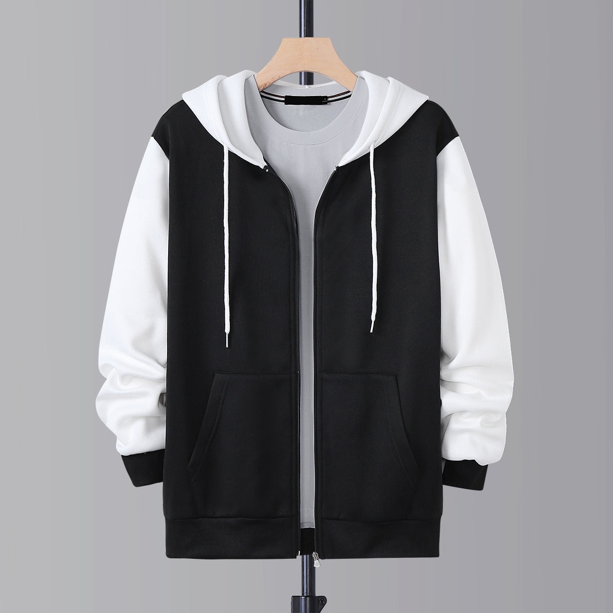 Felpa con zip e cappuccio da uomo Valstrend, sportiva e casual, tessuto morbido e comodo, vista frontale.