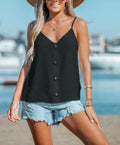 T-shirt donna Valstrend con scollo a V, dettagli a fibbia e texture a strappi, stile casual e trendy.