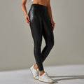 Pantaloni donna in pelle PU Valstrend, aderenti e modellanti, per una silhouette snella e compatta, visibili in primo piano.