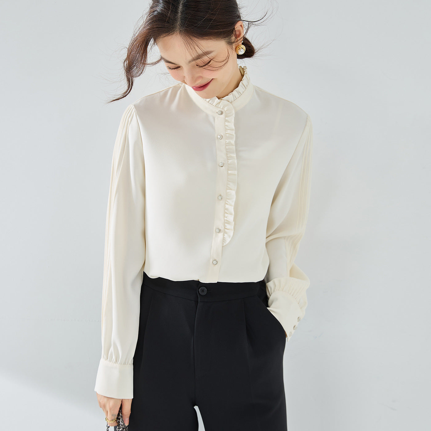Camicia elegante in chiffon francese con colletto arricciato, marca Valstrend, dettaglio di colletto e tessuto leggero e raffinato