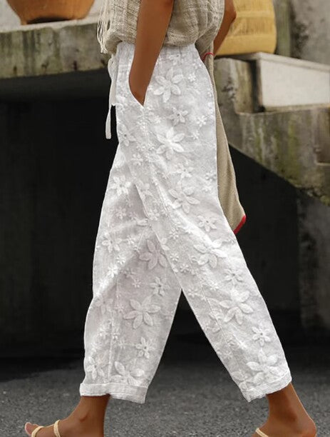 Pantaloni casual donna Valstrend con cintura elastica, ricami, collo a cravatta, taglio cropped e stile comodo.