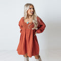 Vestito femminile Valstrend con colletto quadrato in maglia, stile elegante e moderno, dettaglio di moda e comfort.