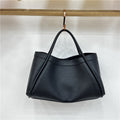 Borsa a spalla Valstrend in pelle morbida con motivo lychee, con manico e tracolla, design elegante e versatile.