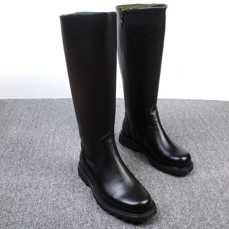 Stivali lunghi in pelle minimalisti di colore solido da uomo, marca Valstrend Shop, con design elegante e senza dettagli decorativi