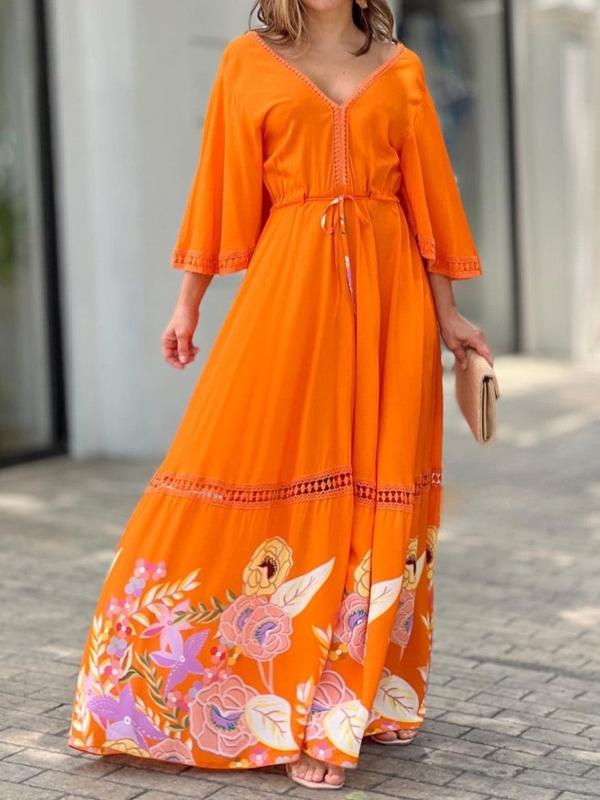 Vestito lungo Valstrend con stampa a pizzo, maniche a 7 punti, scollo a V e orlo grande, tessuto leggero e elegante.