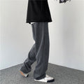 Pantaloni casual da uomo in velluto a coste, vestibilità ampia e comoda, marca Valstrend Shop, visibili in primo piano nell'immagine.