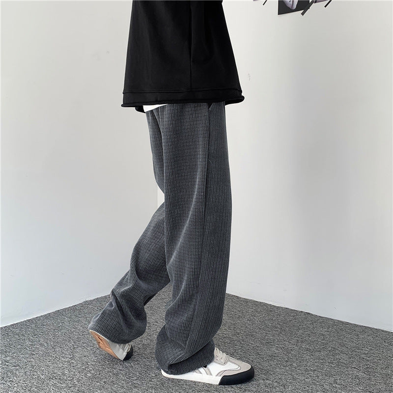 Pantaloni casual da uomo in velluto a coste, vestibilità ampia e comoda, marca Valstrend Shop, visibili in primo piano nell'immagine.