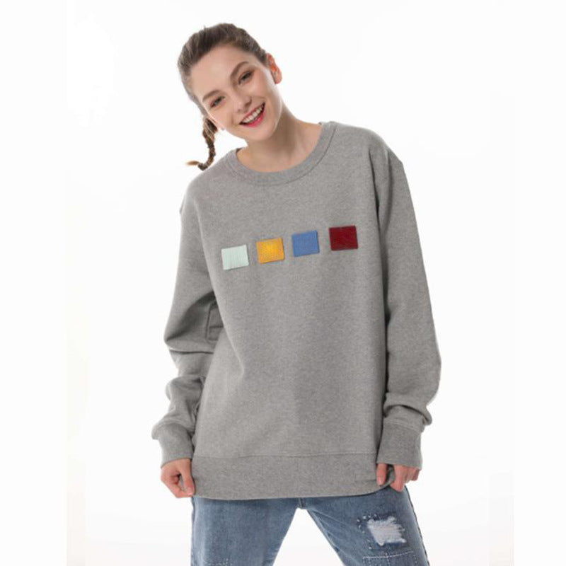 Felpa oversize in velluto con chiusura a strappo Valstrend, uomo e donna, morbida e comoda, vista frontale.