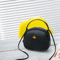 Piccolo zaino a tracolla Valstrend, borsa mini fashion con design a sbaffo e manico inclinato, perfetta per look casual.