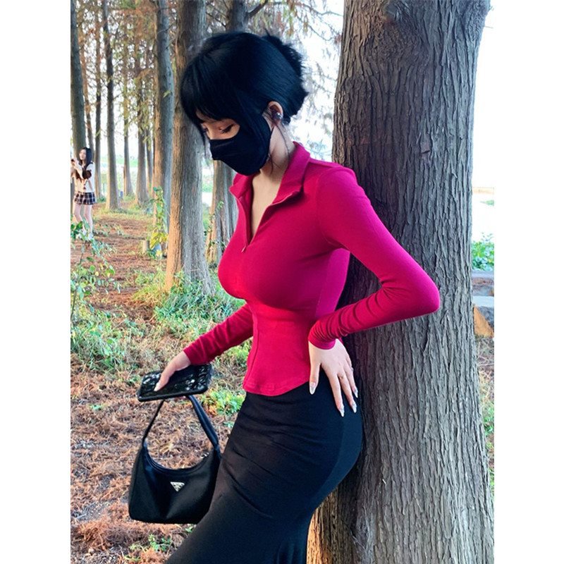 Top donna Valstrend con collo alto, aderente e elasticizzato, con vita cinchata e stile alla moda.