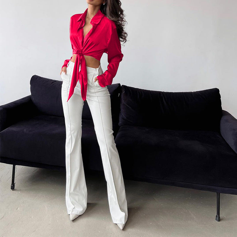 Maglietta cropped a maniche lunghe firmata Valstrend shop, top midriff alla moda, vista frontale con dettagli di tessuto.