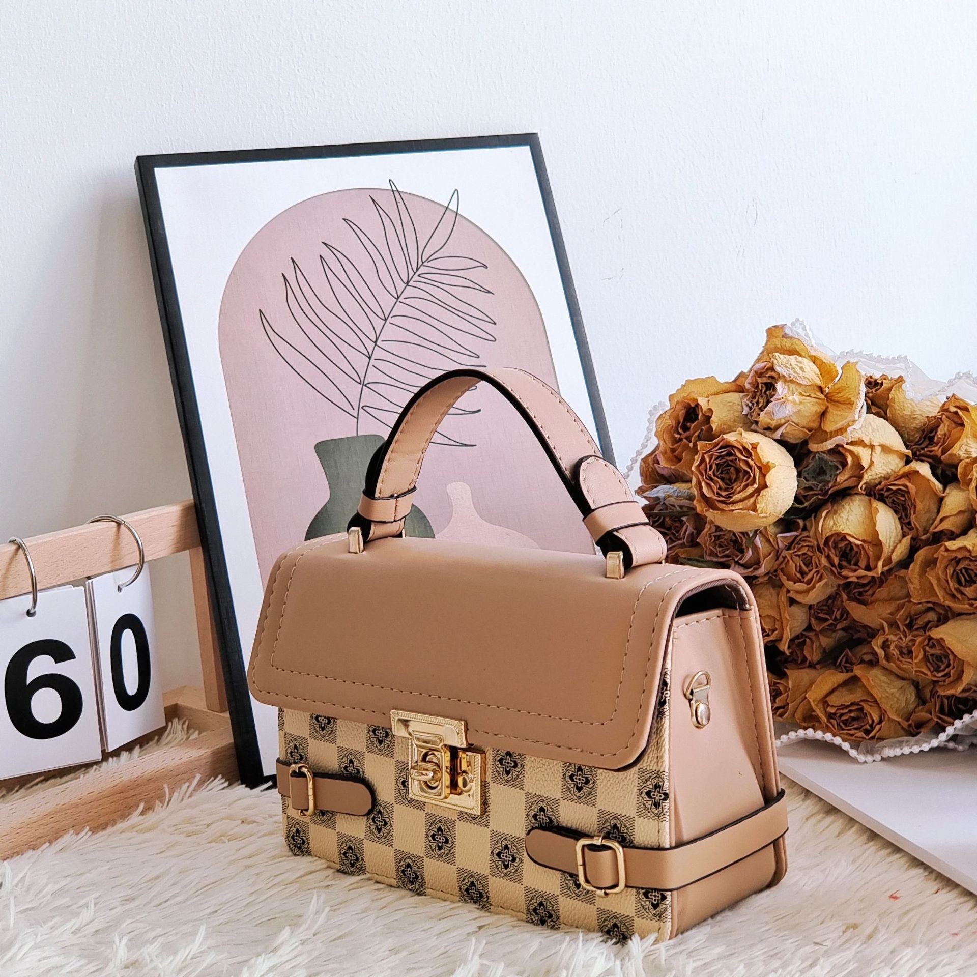 Borsa a tracolla retro etnica con piccolo motivo quadrato, comoda e stilosa, marca Valstrend shop.