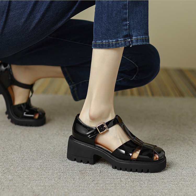 Scarpe donna casual con cinturino alla caviglia e fibbia, modello Valstrend shop, in pelle nera con suola piatta.