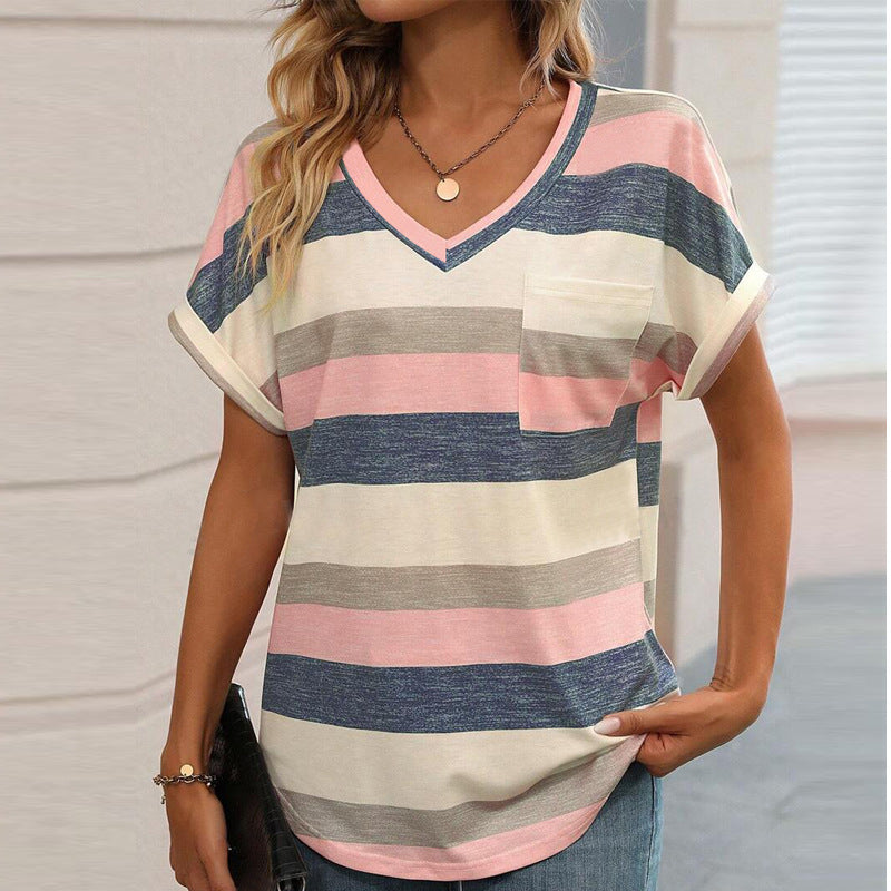 T-shirt a righe multicolore con scollo a V e maniche a batwing, marchio Valstrend Shop, vista frontale.