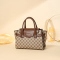 Borsa a tracolla grande capienza Valstrend, elegante e spaziosa, con dettagli in pelle e tracolla regolabile per uso quotidiano.