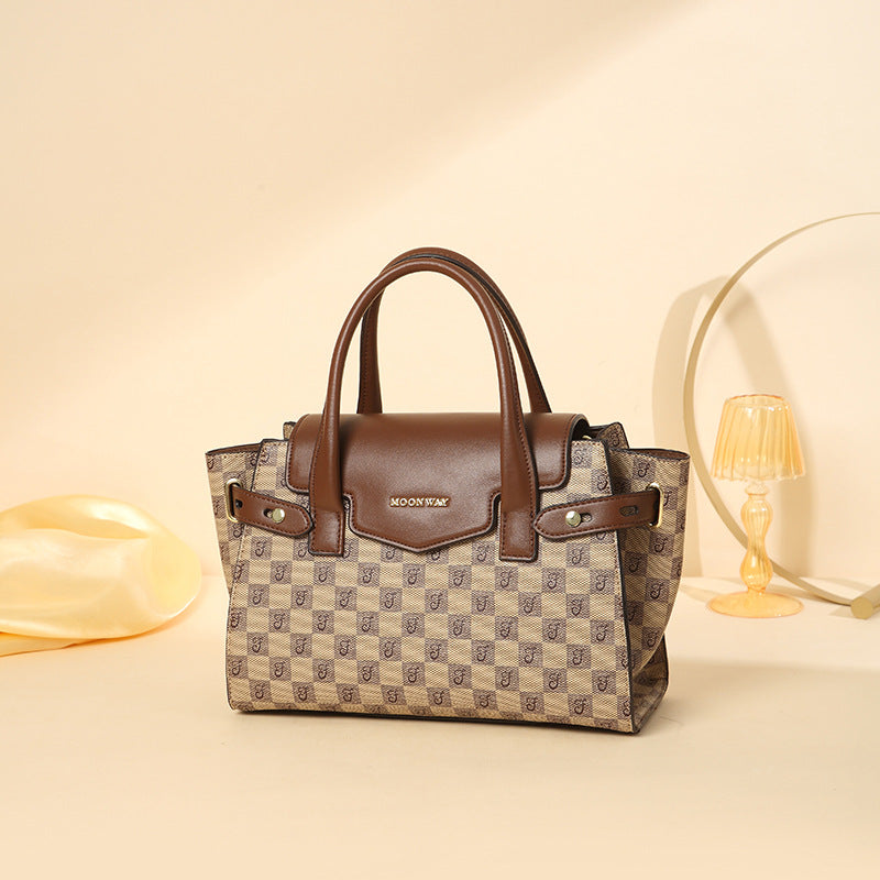 Borsa a tracolla grande capienza Valstrend, elegante e spaziosa, con dettagli in pelle e tracolla regolabile per uso quotidiano.