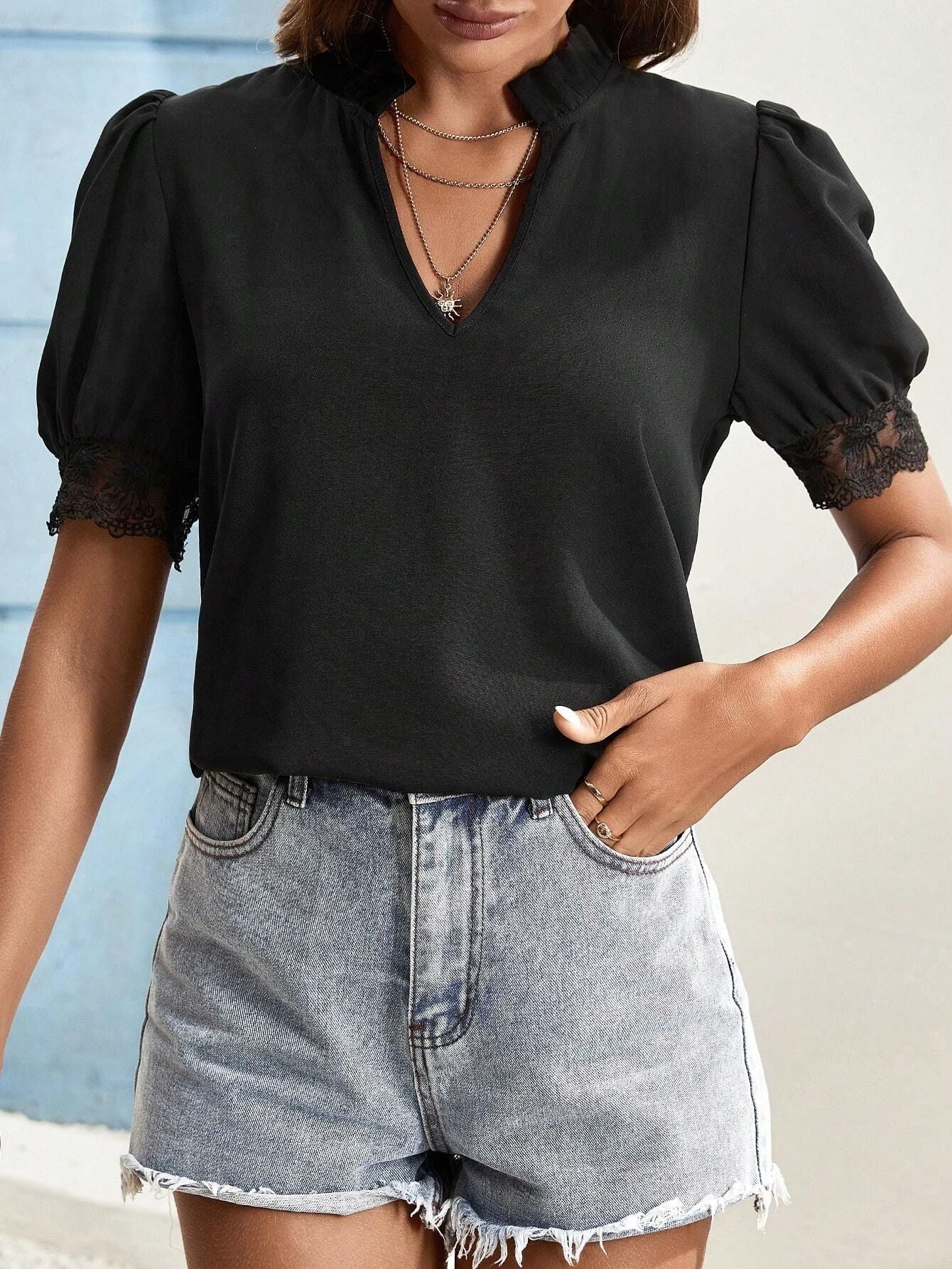 Top da donna Valstrend, maglia a V con maniche a lanterna e dettagli in pizzo, stile fashion e femminile.
