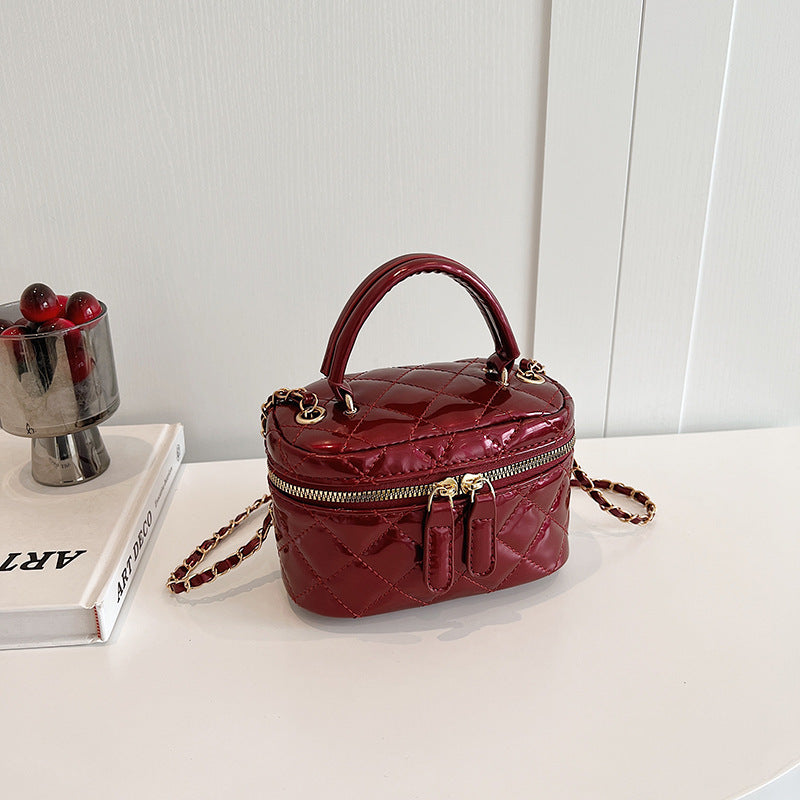 Borsa messenger da mano semplice Valstrend con catena, tasca principale e tracolla regolabile, in stile minimalista e pratico.