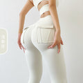 Pantaloni donna a vita alta e fianchi a pacchetto, stile moderno, marca Valstrend shop, visibili in dettaglio nell'immagine.