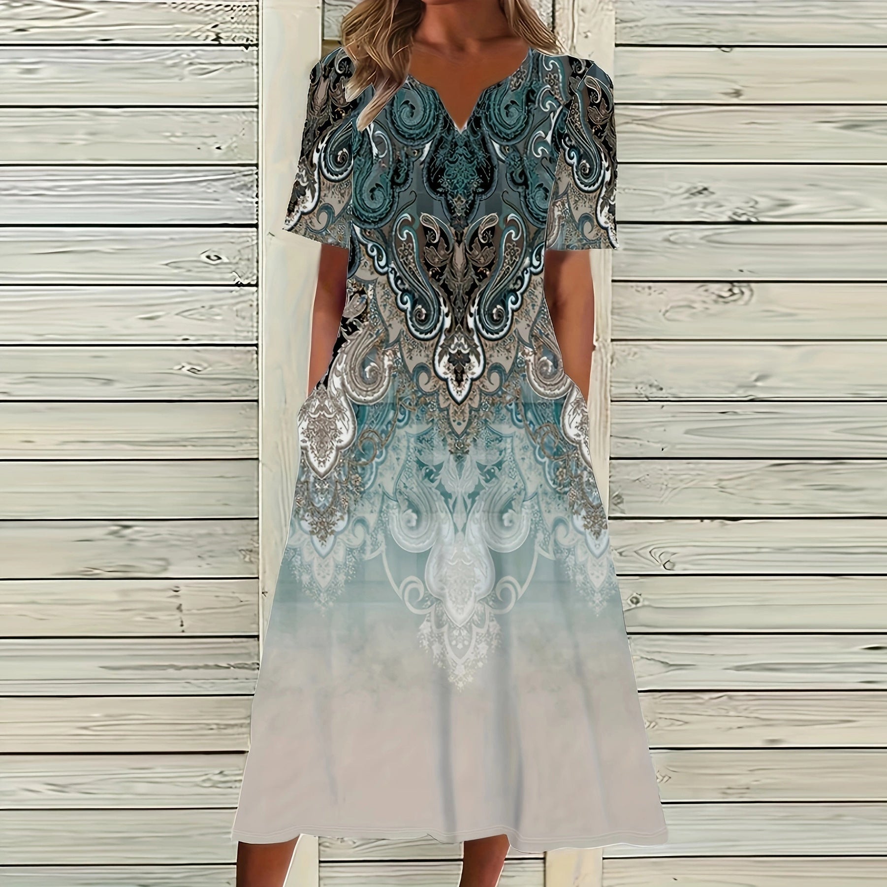Vestito stampato da donna Valstrend con pullover a maniche corte e scollo a V, morbido e comodo, visibile in primo piano.