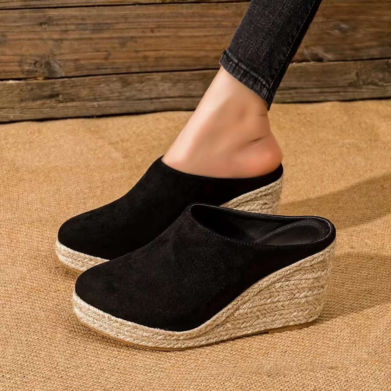 Ciabatte con punta affilata e suola spessa da donna Valstrend, con tomaia in tessuto e design elegante.