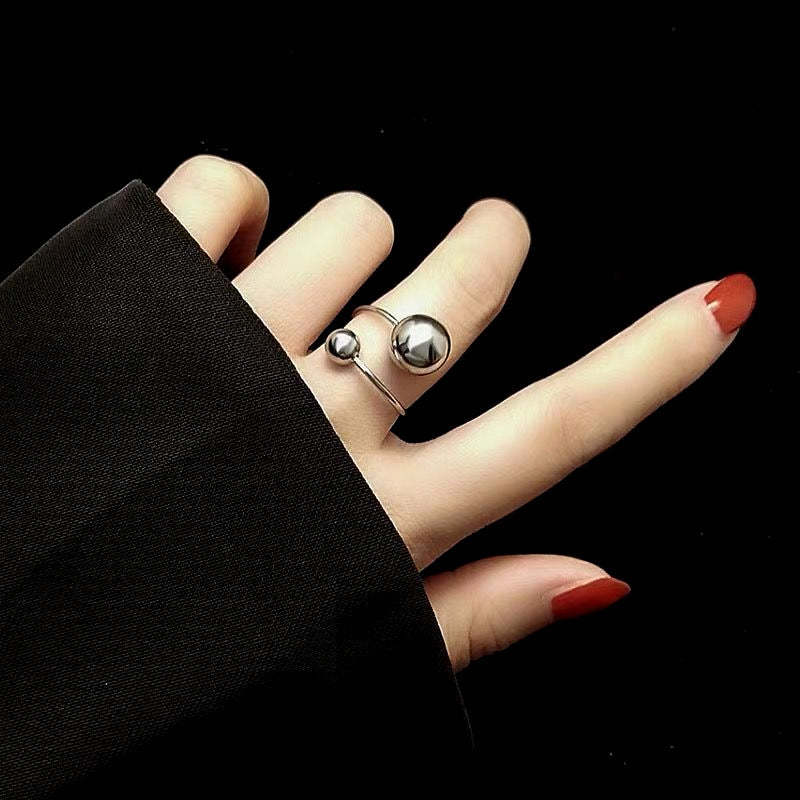 Anello irregolare a due sfere di moda Valstrend, design unico e moderno, in metallo argentato con dettagli stilizzati.