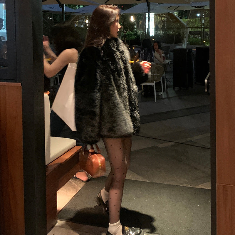 Cappotto nero da donna in lana ecologica Valstrend, vista frontale con collo alto e tessuto morbido.