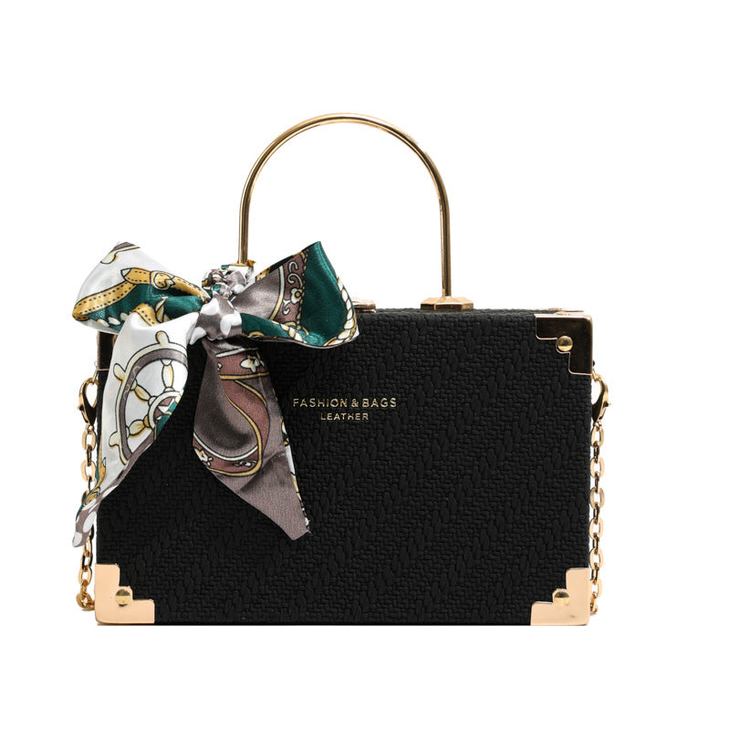 Sciarpa di seta Valstrend con borsa portatile quadrata in twill, elegante accessorio di moda compatto e versatile.