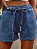 Jeans estivi donna taglia comoda Valstrend con vita elastica, coulisse e colore unito, vista frontale su modello in posa