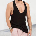 Gilet modello muscoloso europeo e americano di Valstrend, uomo in tessuto morbido, vista frontale, stile casual e moderno.