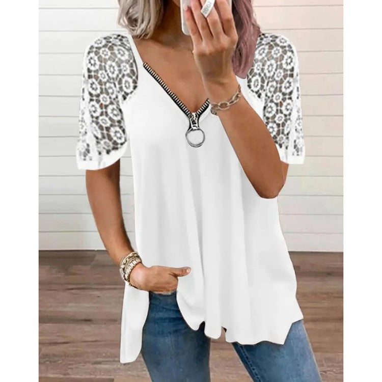 Maglietta donna Valstrend con cuore a fantasia, dettagli in pizzo e zip frontale, stile femminile e alla moda.