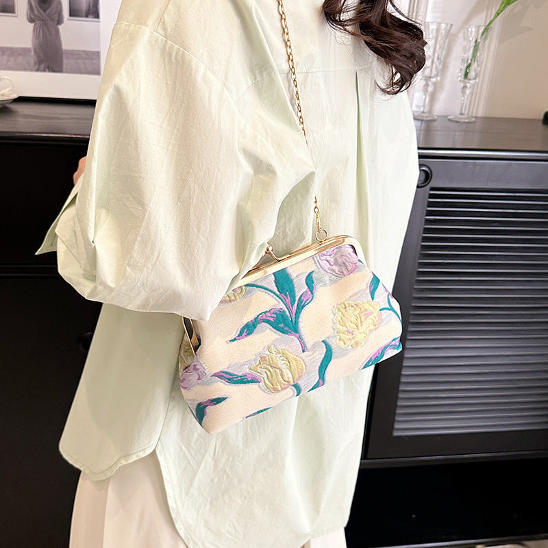 Borsa a spalla Shell Chain Flower Valstrend con dettagli floreali e catena in metallo, stile fashion elegante e alla moda.