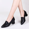 Scarpe Valstrend in pelle morbida, a punta, con tacco spesso e basso, stile casual e elegante, visibili nella immagine.