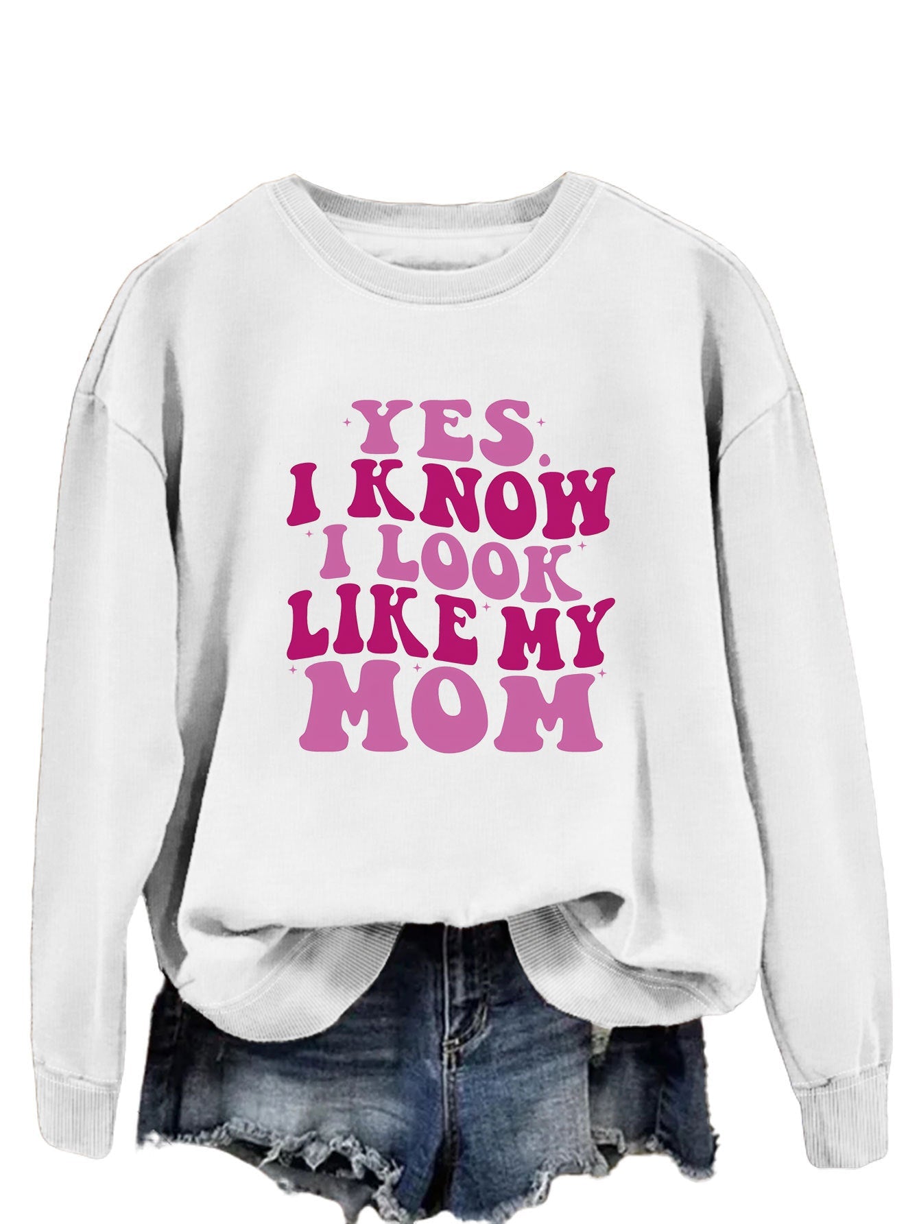 Maglione plus size Valstrend con stampa "Yes I Know I Look Like My Mom" in stile fashion, dettaglio visibile dell'immagine.