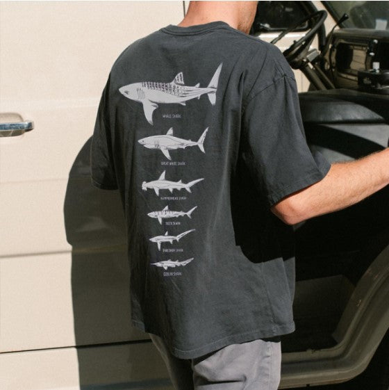 T-shirt casual vintage con stampa di vita marina e surf, marca Valstrend shop, design colorato e informale.