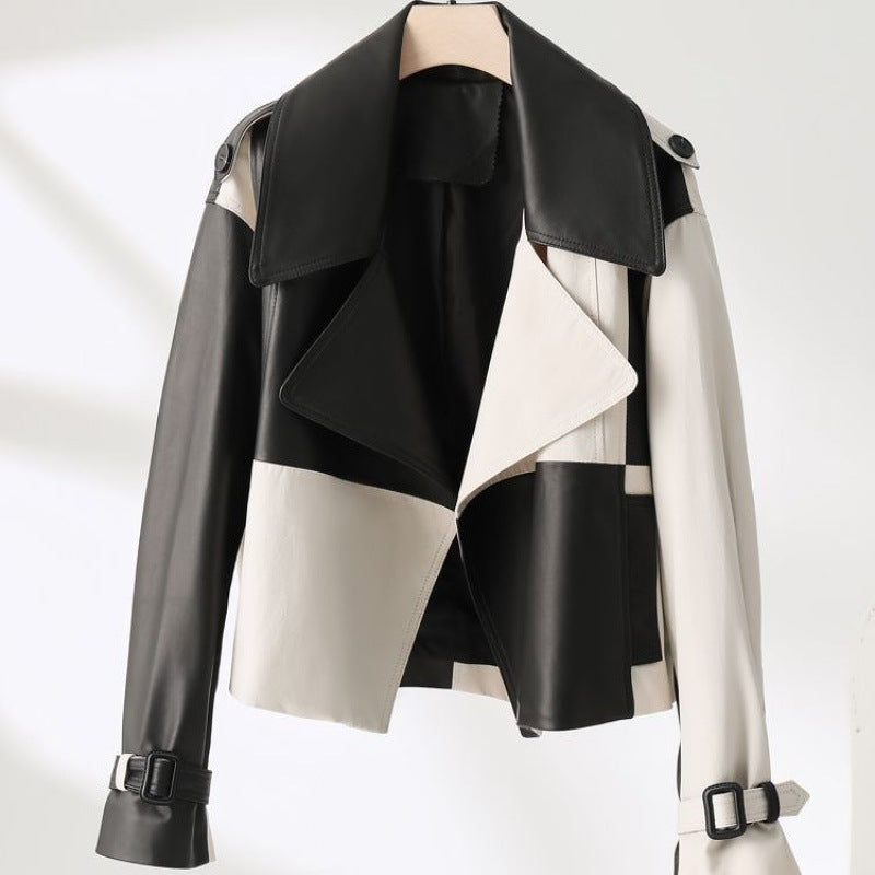 Giacca in pelle PU morbida con spacco stile western, vestibilità larga, marca Valstrend, vista frontale e dettagli di design