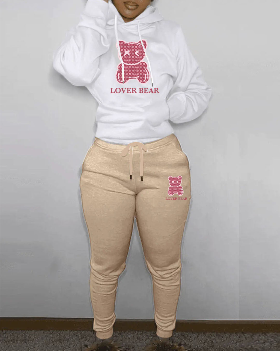 Completo donna Valstrend: felpa con cappuccio e pantaloni sportivi coordinati, tessuto morbido e stile casual.