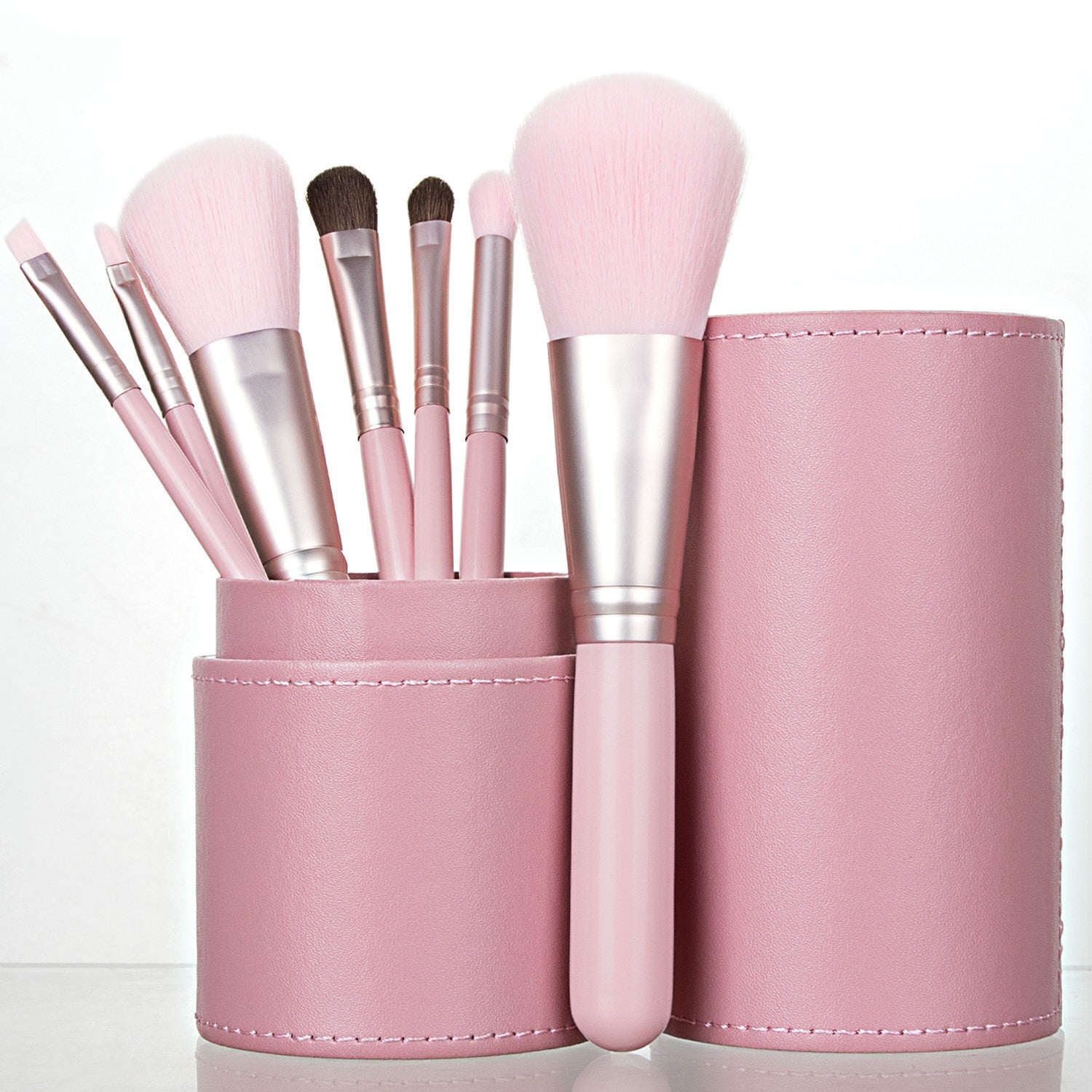 Set di 7 pennelli trucco portatili Valstrend, mini e pratici, con manici colorati e setole morbide per il trucco.