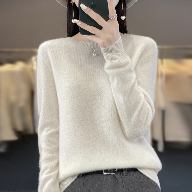 Maglione donna in cashmere morbido e largo, tessuto a maglia, colore neutro, indossato su una modella in ambientazione casual.